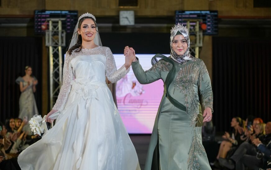 Modacı Büşra Canay, abiye elbiseleriyle parmak ısırttı