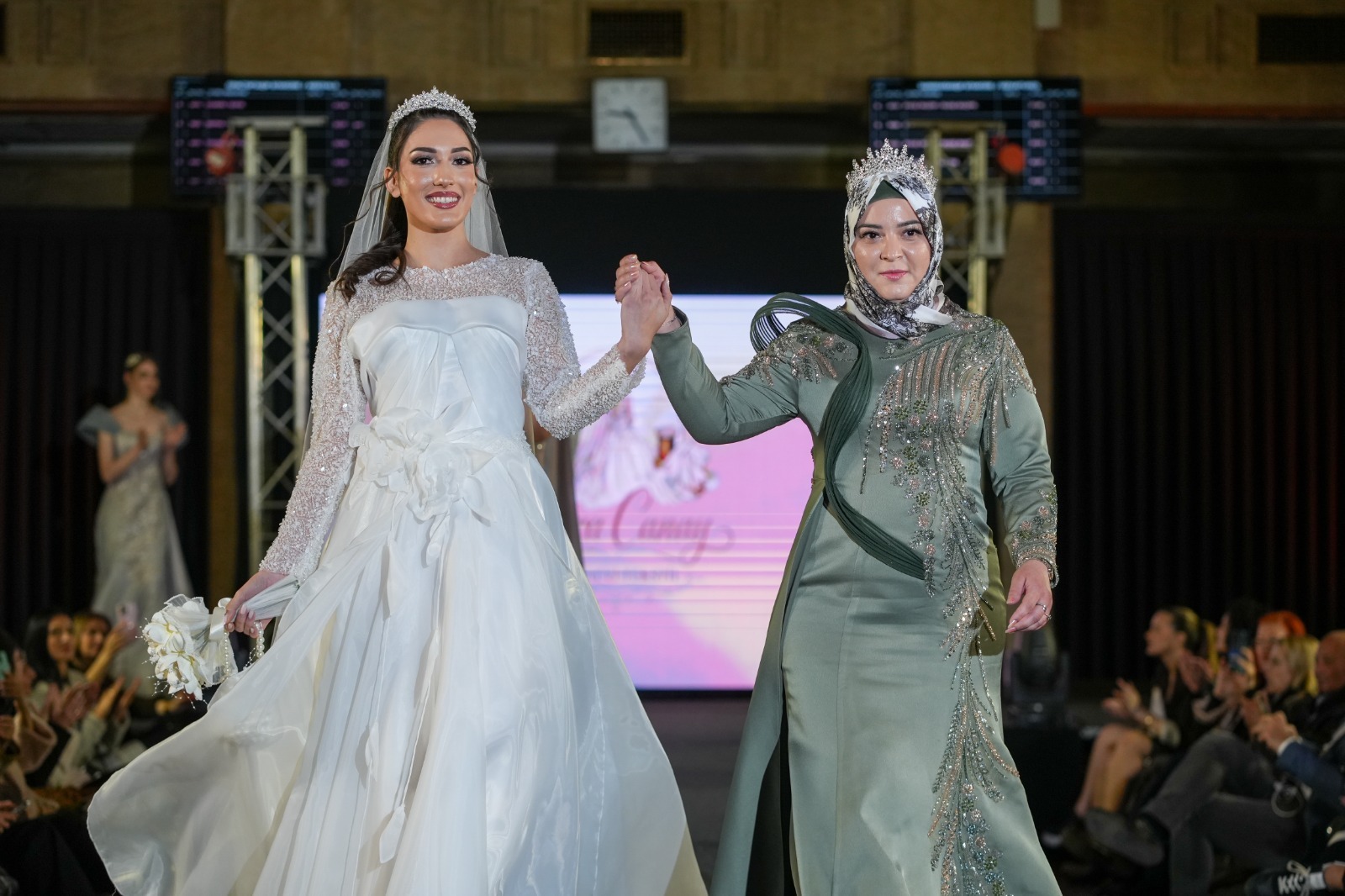 Modacı Büşra Canay, abiye elbiseleriyle parmak ısırttı