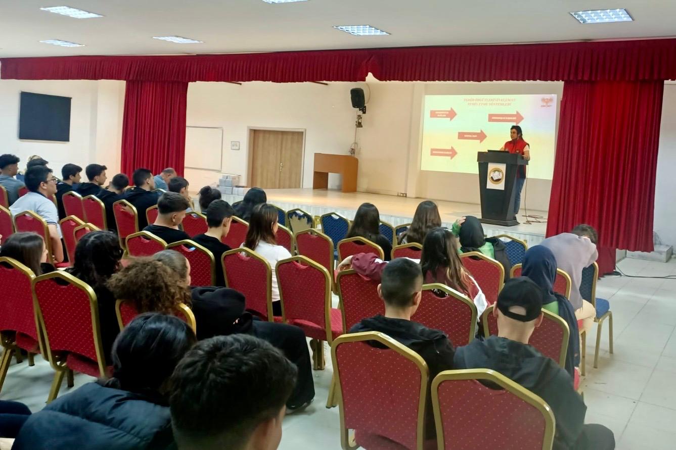 Emniyetten Gençlere Güvenli Gelecek Eğitimi