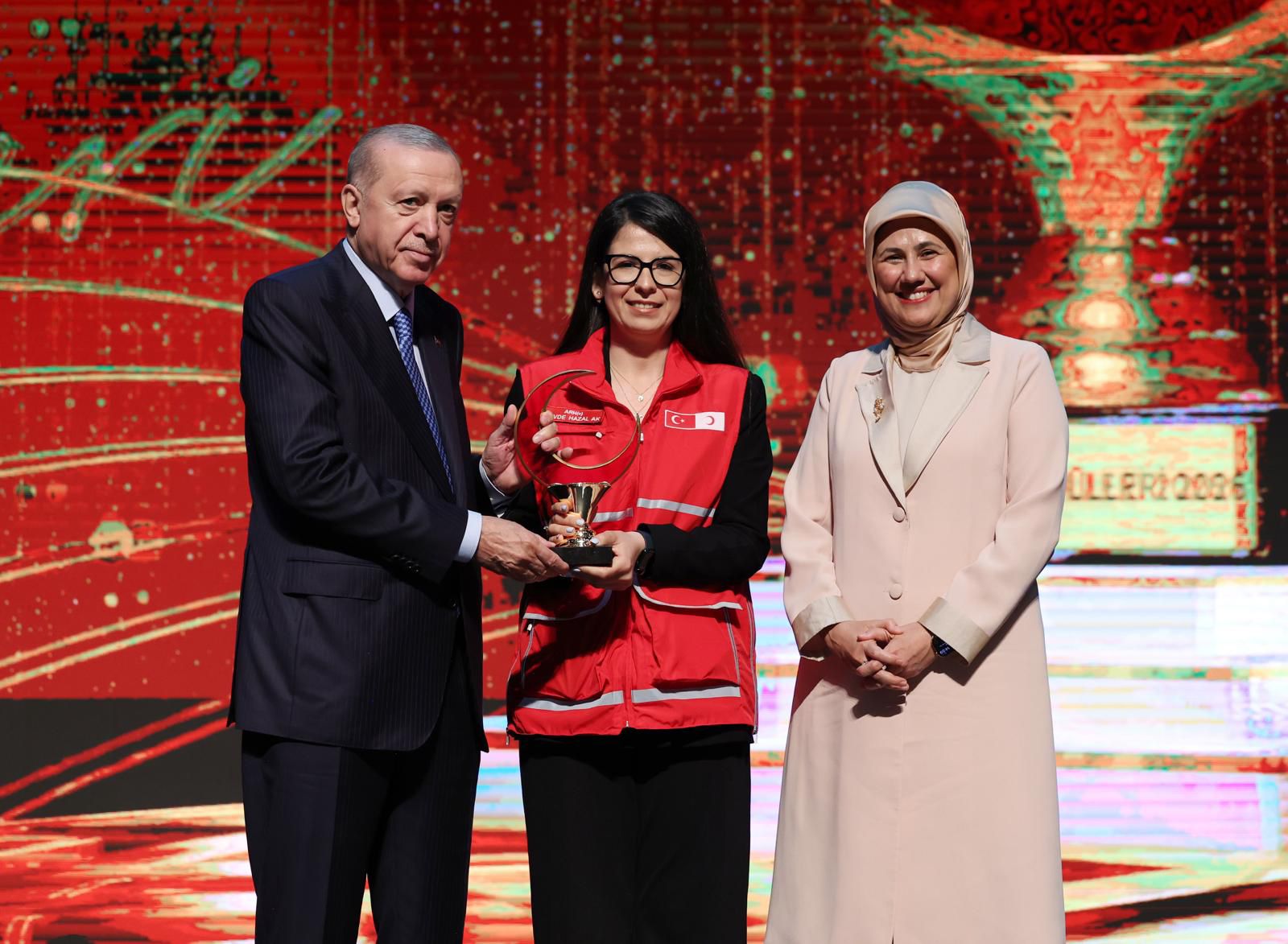 Cumhurbaşkanı Erdoğan’dan Yalovalı Gönüllüye Ödül