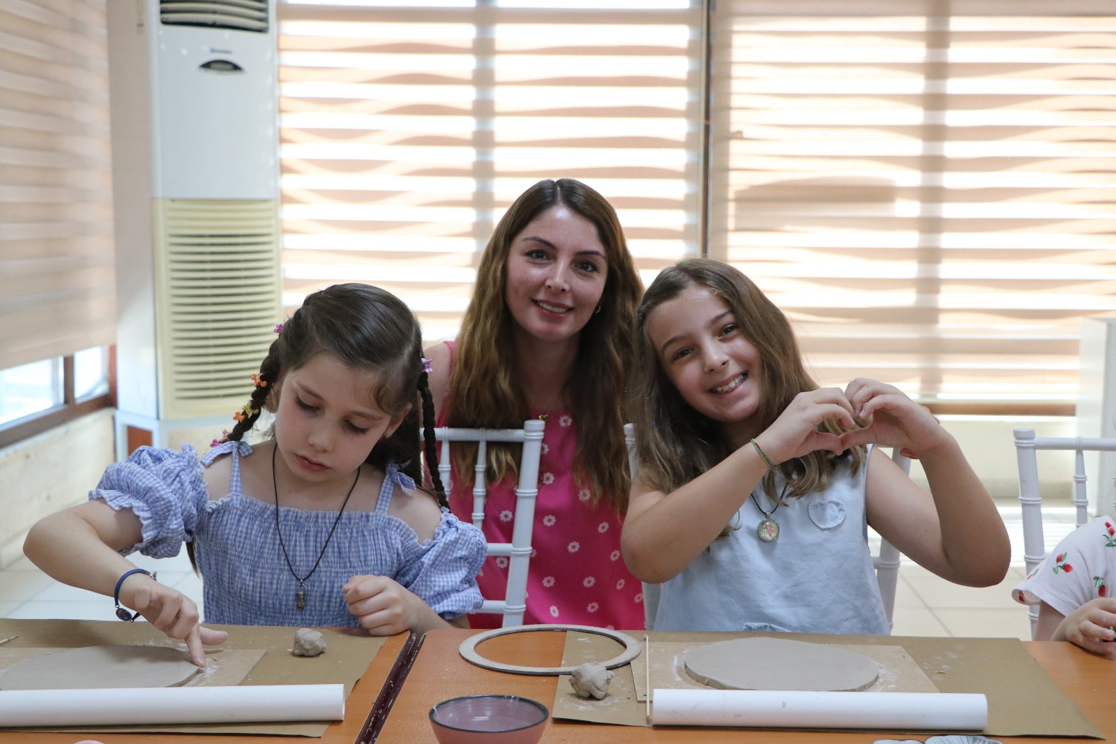 Çiftlikköy’de Minik Eller Seramik Atölyesinde