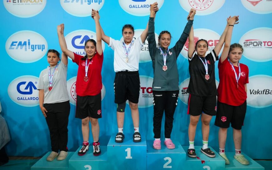 YALOVA BELEDİYE SPOR KULÜBÜ SPORCUSU ESRA KARATAŞ TÜRKİYE ÜÇÜNCÜSÜ OLDU